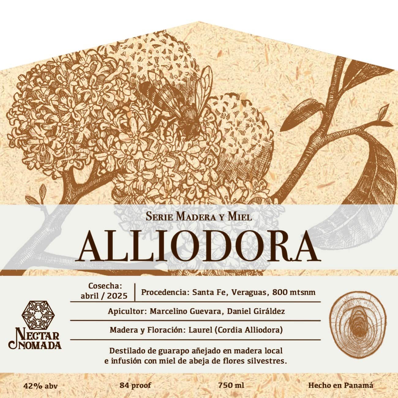 Etiqueta de Alliodora sobre papel kraft: la abeja sobre la floración del laurel, con los anillos del tronco detrás y la ficha de cosecha, procedencia y graduación
