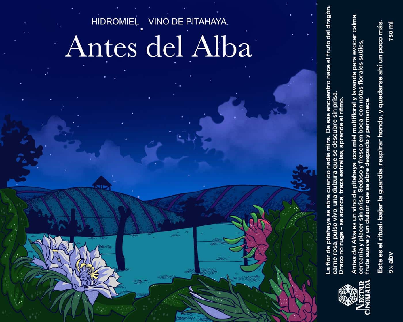 Etiqueta de 750 ml de Antes del Alba: ilustración nocturna de un cultivo de pitahaya bajo un cielo estrellado, con la flor abierta en blanco y el fruto rosado en primer plano; a la derecha, sobre fondo negro, el texto de contraetiqueta