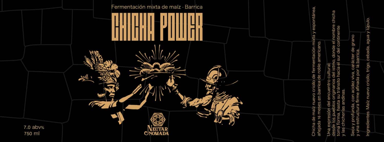 Etiqueta de Chicha Power: figura dorada de trazo ornamental sobre fondo negro, con la ficha de fermentación y barrica