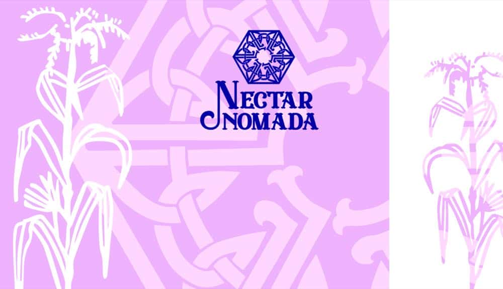 Lila claro. Matas de maíz en trazo blanco y el hexágono en azul.