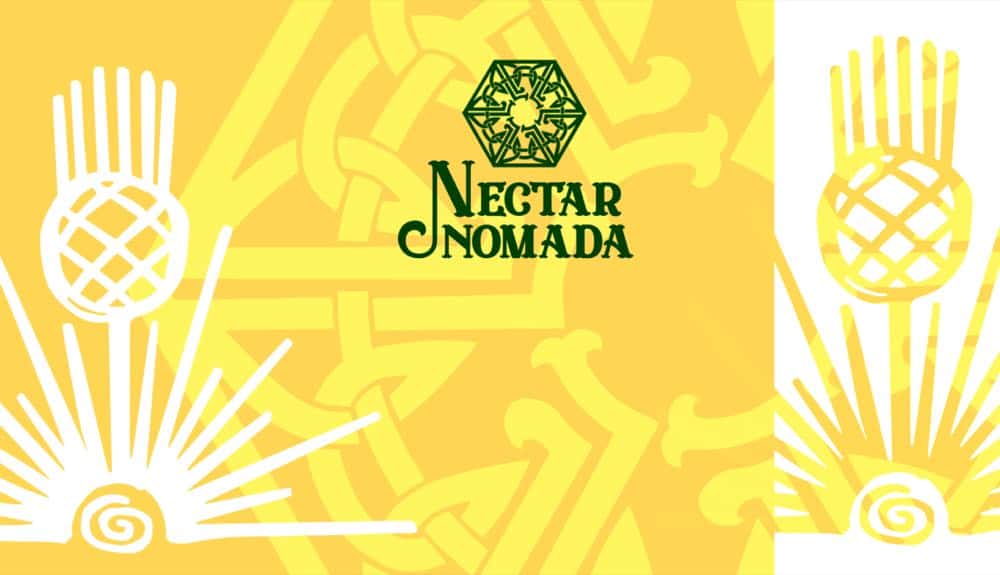 Amarillo dorado. Una piña con rayos saliendo de ella, en trazo blanco, y el hexágono en verde oscuro.