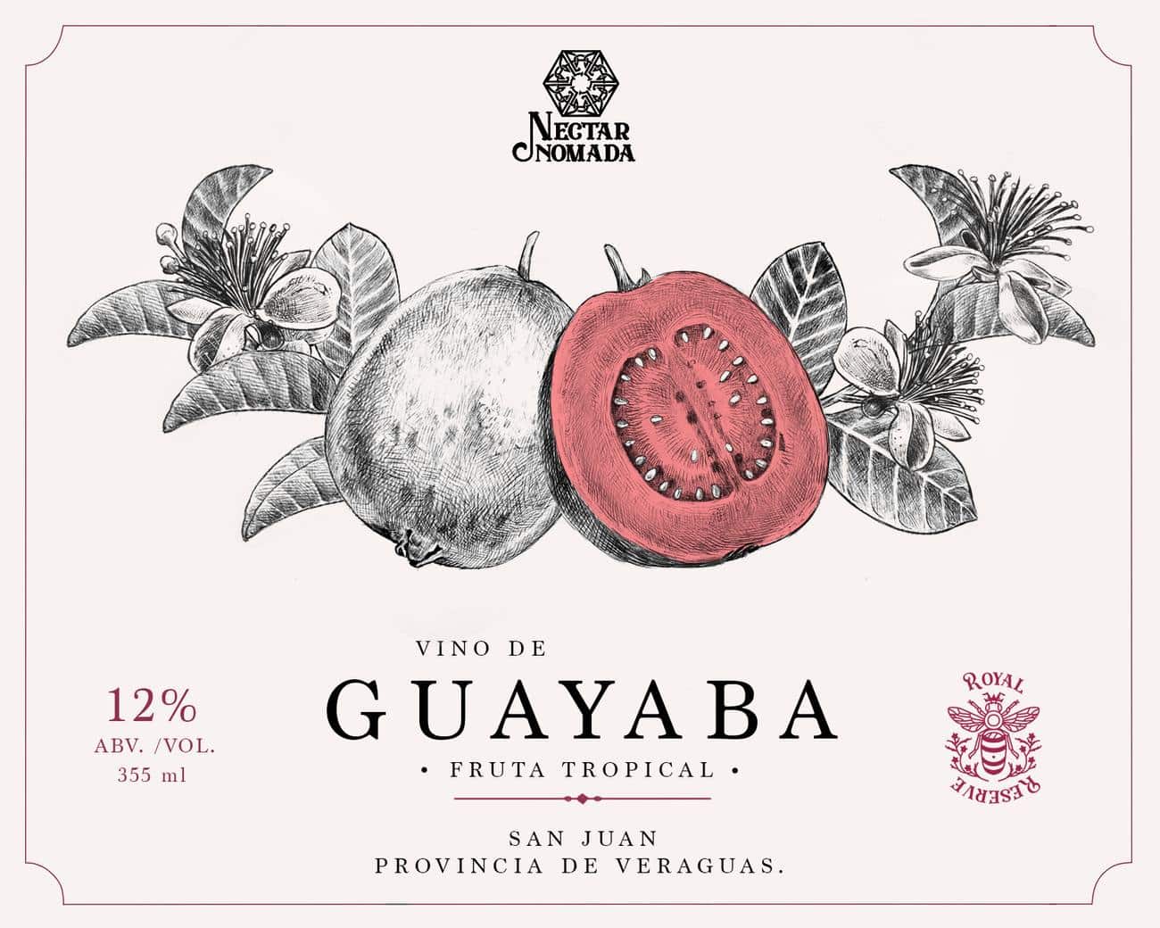 Etiqueta del Vino de Guayaba: dos guayabas dibujadas a plumilla, una entera y otra partida mostrando la pulpa rosada, entre ramas en flor; abajo el volumen, la graduación y «San Juan, provincia de Veraguas», y a un lado el sello Royal Reserve con la abeja coronada