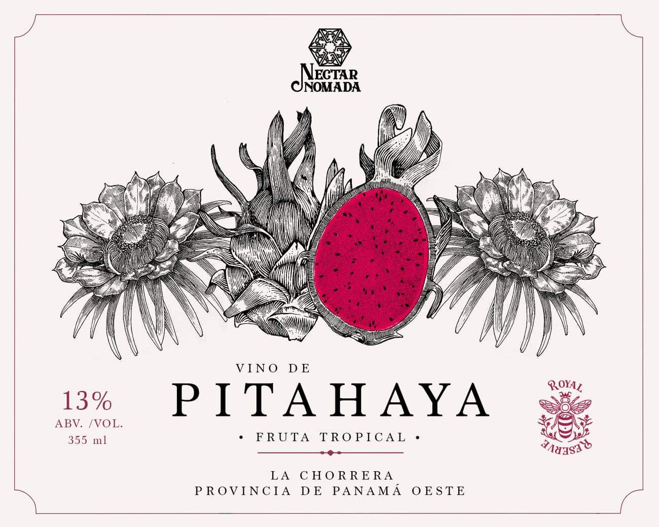 Etiqueta del Vino de Pitahaya: el fruto partido mostrando la pulpa fucsia con sus semillas, flanqueado por dos flores de pitahaya dibujadas a plumilla; abajo el volumen, la graduación y «La Chorrera, provincia de Panamá Oeste», con el sello Royal Reserve al lado