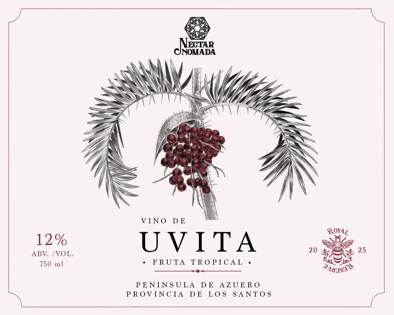 Etiqueta de Vino de uvita: dibujo a lápiz de una palma espinosa con las hojas abiertas en arco y un racimo de frutos rojo oscuro colgando del tronco; abajo, el sello Royal Reserve con la abeja y el año